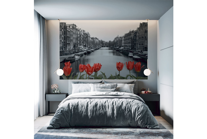 Фотообои «Красные тюльпаны в черно-белом городе» в интерьере