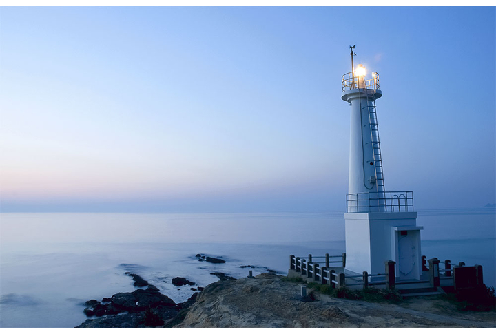 Фотообои «Маяк у моря на рассвете» в интерьере