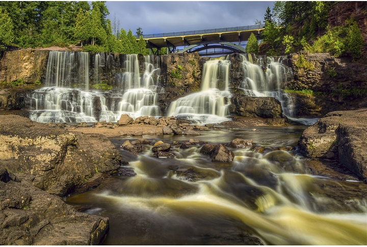 Фотообои «Водопад под мостом, река на камнях»
