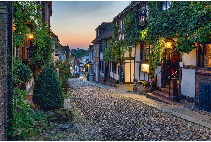 Фотообои «Вечерняя улица старого городка»