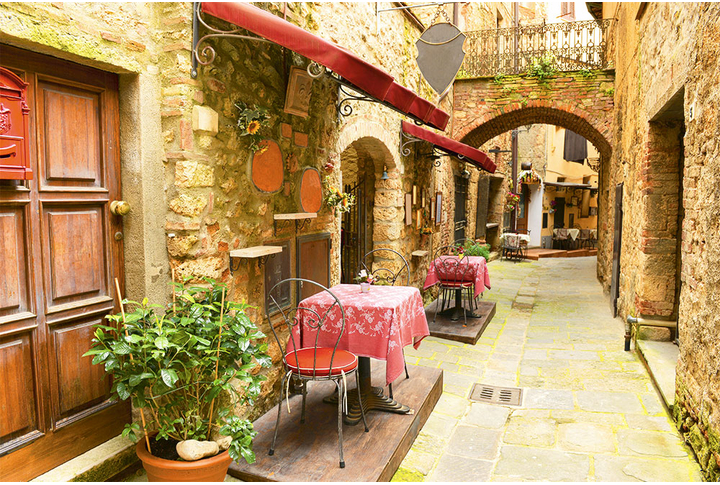 Фотообои «Кафе на улице старого города, уютный дворик»