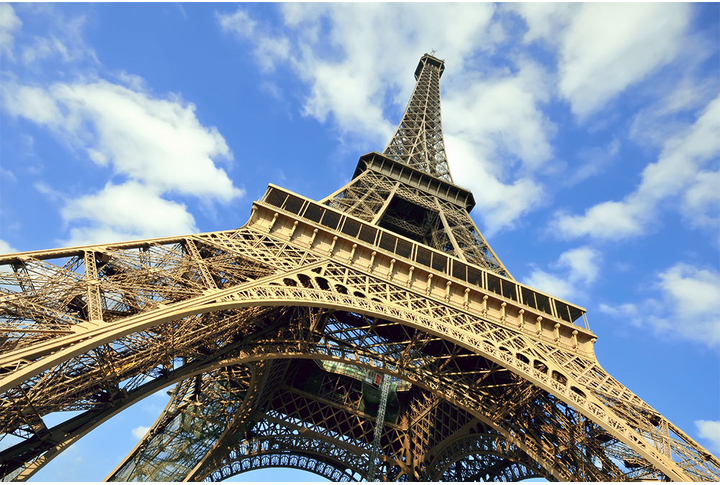 Фотообои «Эйфелева башня на фоне облаков, Париж»