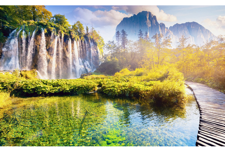 Фотообои «Дорожка к водопадам через лес в горах»