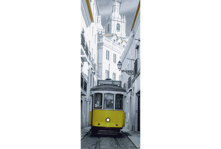 Фотообои «Желтый трамвай в Лиссабоне, старый город в черно-белом»