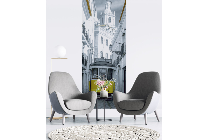 Фотообои «Желтый трамвай в Лиссабоне, старый город в черно-белом» в интерьере