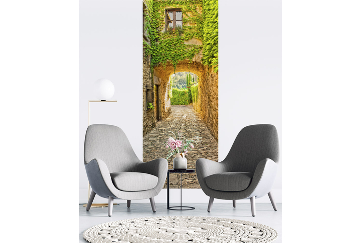 Фотообои «Старая улочка увитая плющом, арка в городе» в интерьере