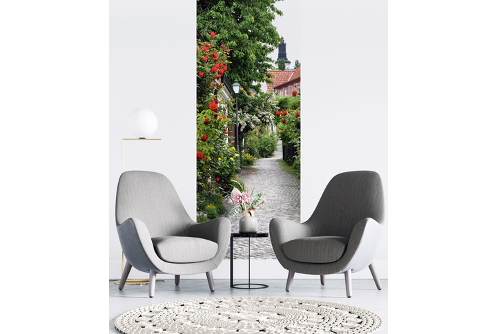 Фотообои «Розы на улице старого городка» в интерьере