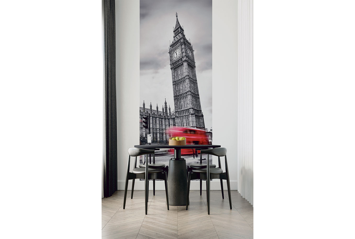 Фотообои «Мчащийся красный автобус в черно-белом Лондоне» в интерьере