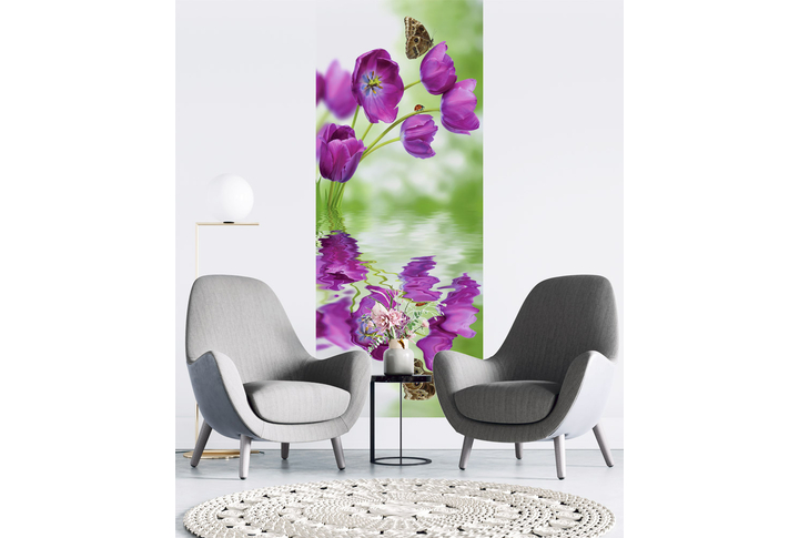 Фотообои «Красивые фиолетовые тюльпаны над водой» в интерьере