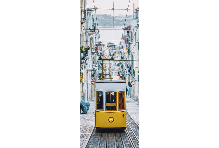 Фотообои «Желтый трамвай на улице Лиссабона»