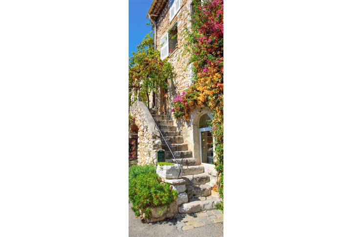 Фотообои «Цветущая улица во дворе старого города»