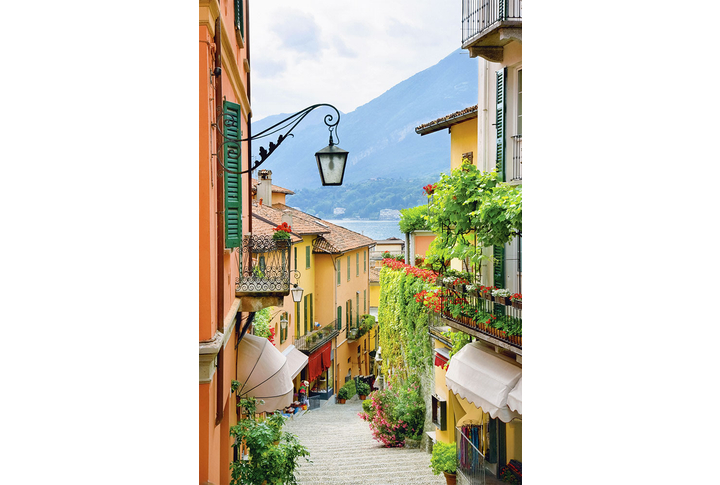 Фотообои «Улица старого города с выходом к морю»