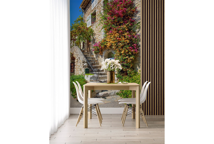 Фотообои «Цветущий двор старого города» в интерьере