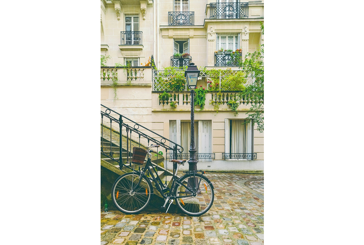 Фотообои «Велосипед у фонаря в старом городе»