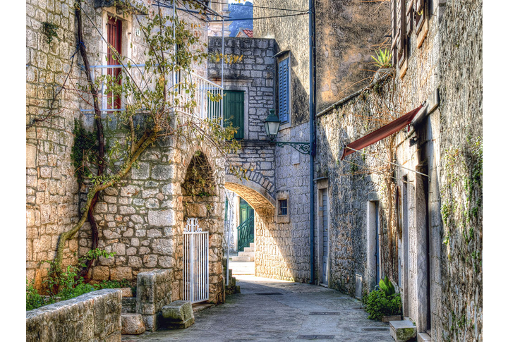 Фотообои «Дорога через арку старинной улочки»