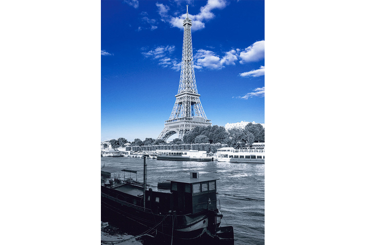 Фотообои «Черно-белая Эйфелева башня и синее небо над Парижем»