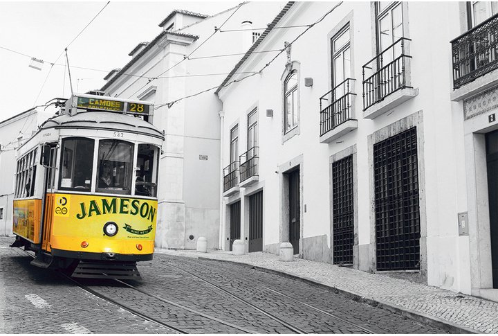 Фотообои «Мчащийся по улице старого городка желтый трамвай»