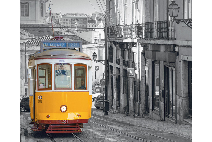 Фотообои «Желтый трамвай на улице старого города»