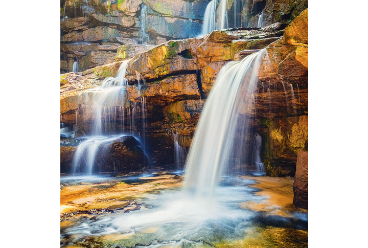 Фотообои «Водопад на камнях в горах»
