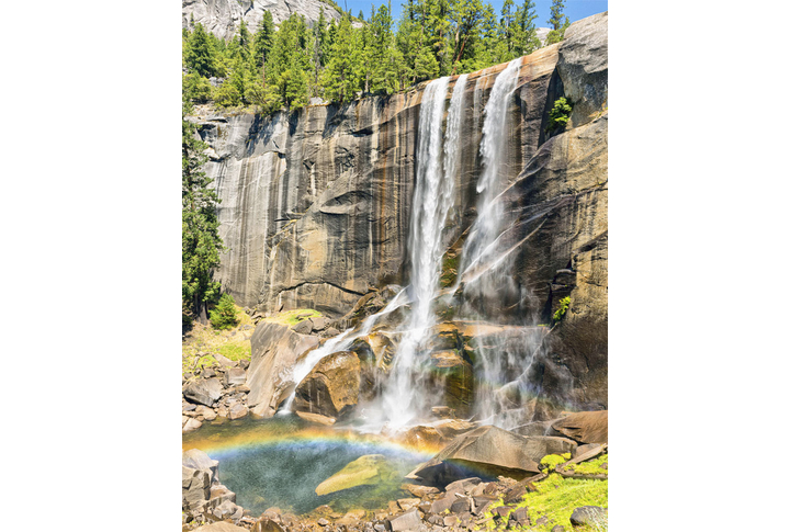 Фотообои «Водопад на скале в горах»