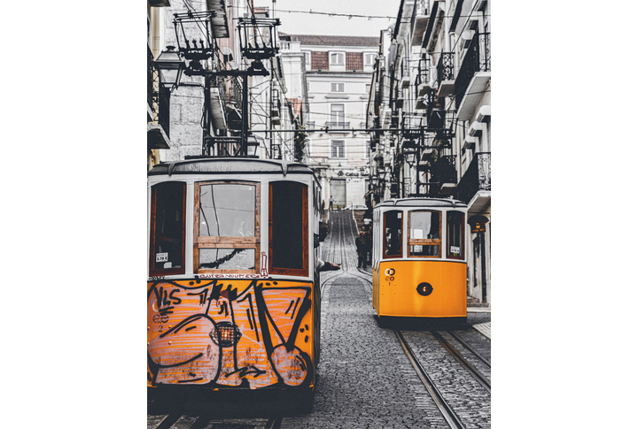 Фотообои «Черно-белая улица города и желтый трамвай»