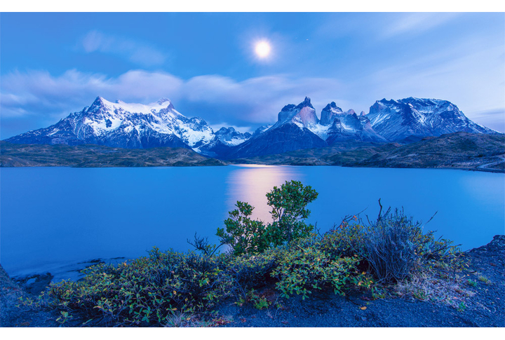 Фотообои «Красивые горы у озера ночью»