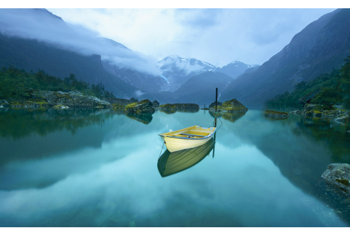 Фотообои «Горы в тумане и лодочка на озере»