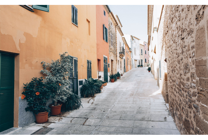 Фотообои «Городская улица Майорки и старый дворик»