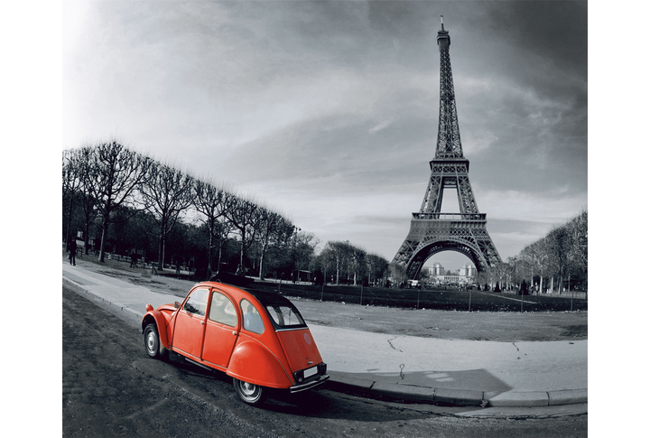 Фотообои «Ретро автомобиль у черно-белой Эйфелевой башни»
