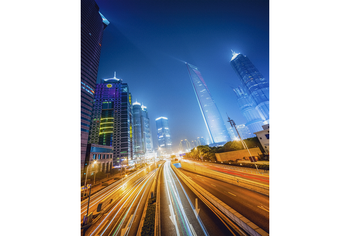 Фотообои «Ночной город и дорога среди небоскребов»