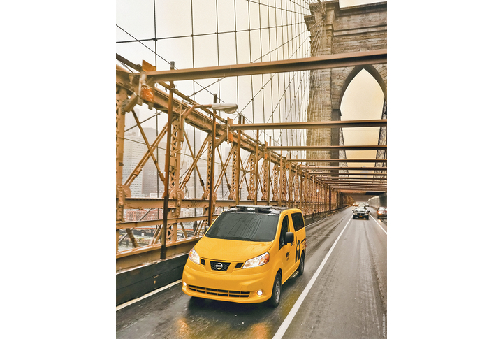 Фотообои «Автомобиль на Бруклинском мосту в Нью-Йорке»
