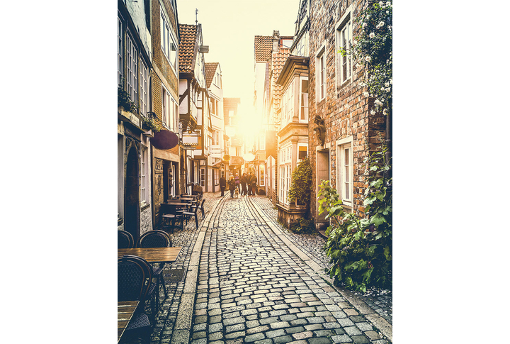 Фотообои «Улица с кафе в лучах заката»