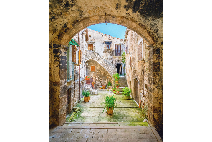 Фотообои «Арка с видом на дворик в старом городе»