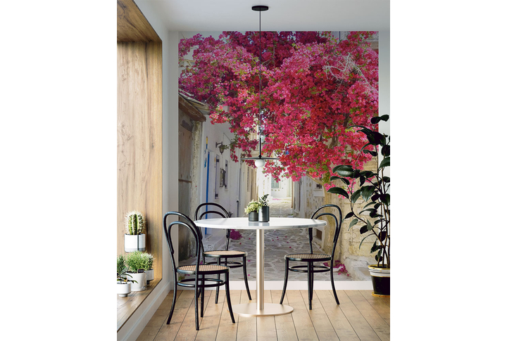 Фотообои «Цветущее дерево на старой улице» в интерьере