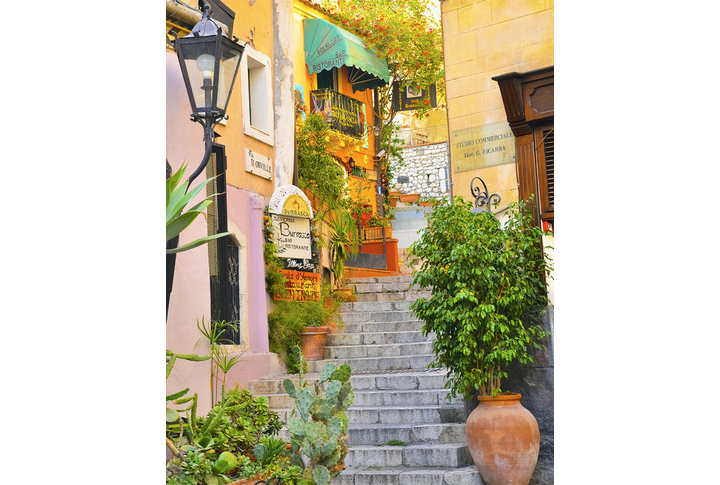 Фотообои «Вверх по лестнице на улочке старого города»