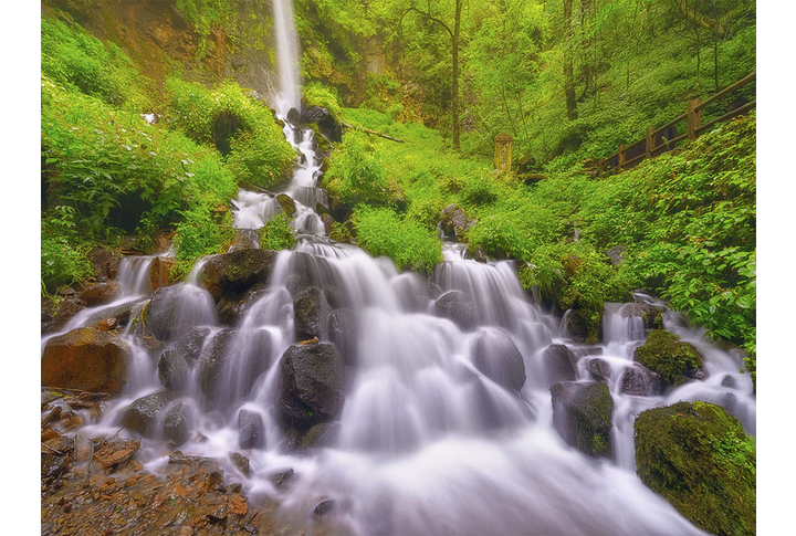 Фотообои «Падающий водопад в зелёных горах»