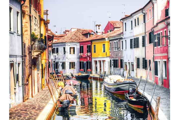 Фотообои «Во дворах Венеции, улица вдоль набережной в Италии»