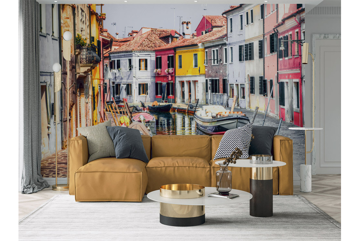 Фотообои «Во дворах Венеции, улица вдоль набережной в Италии» в интерьере