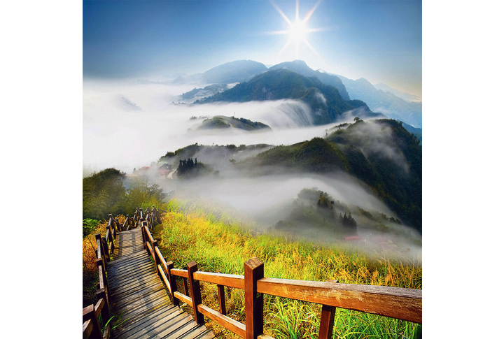 Фотообои «Горы в тумане в лучах солнца»