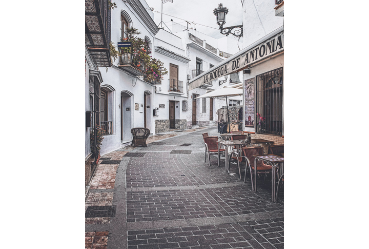 Фотообои «Вид на улицу и кафе старого города»