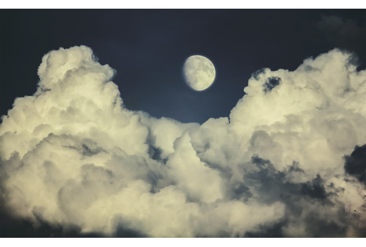 Фотообои «Бежевые облака и Луна в ночном небе»