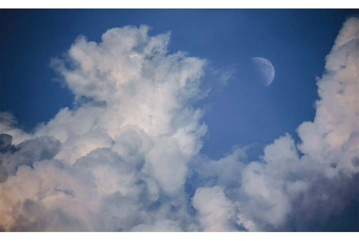 Фотообои «Вечерние облака и луна на небе»