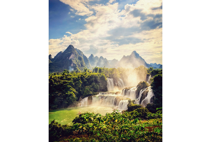 Фотообои «Бурлящий водопад в туманных горах»