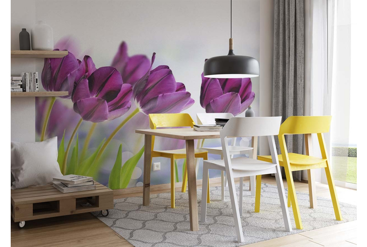 Фотообои «Фиолетовые тюльпаны на светлом фоне» в интерьере