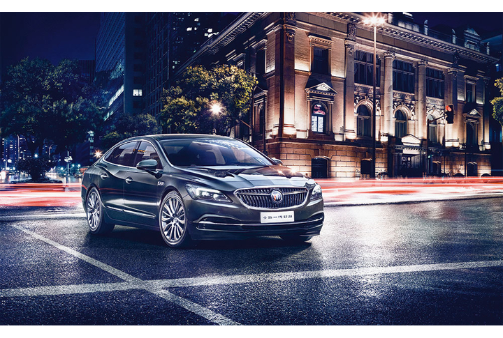 Фотообои «Машина посреди ночной улицы»