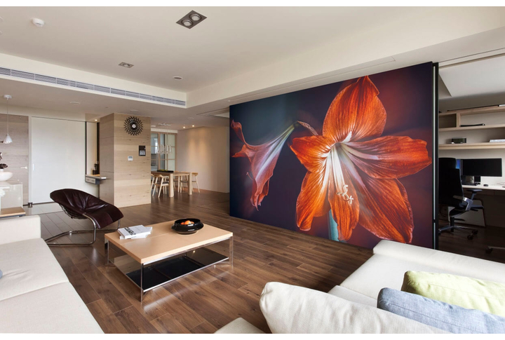 Фотообои «Красные лилии» в интерьере