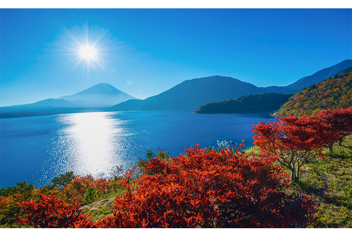 Фотообои «Солнечный пейзаж с горами и озером»