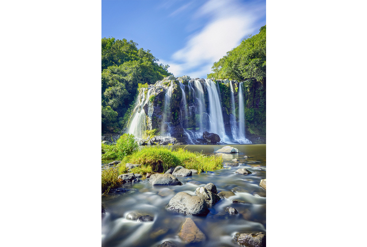 Фотообои «Водопад падающий с горы»