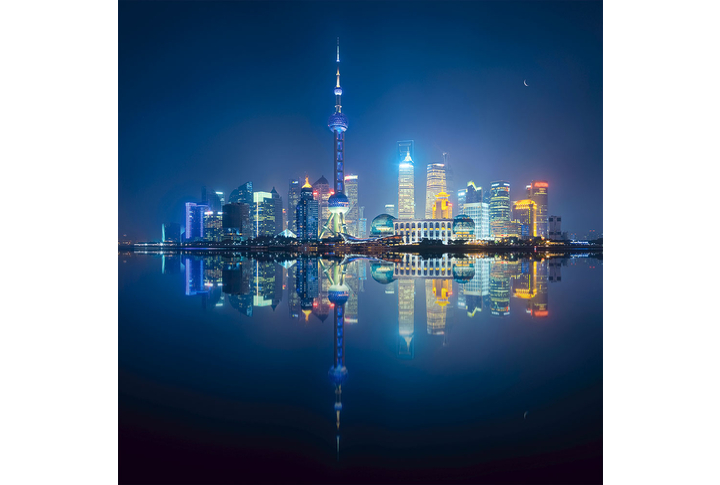 Фотообои «Яркий ночной город в отражении моря, Шанхай»