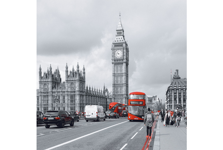 Фотообои «Улица Лондона в черно-белых тонах и красный автобус»